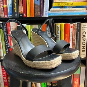8.5 W a new day STRAPPY WEDGES LIGHTLY WORN BLACK/TAN